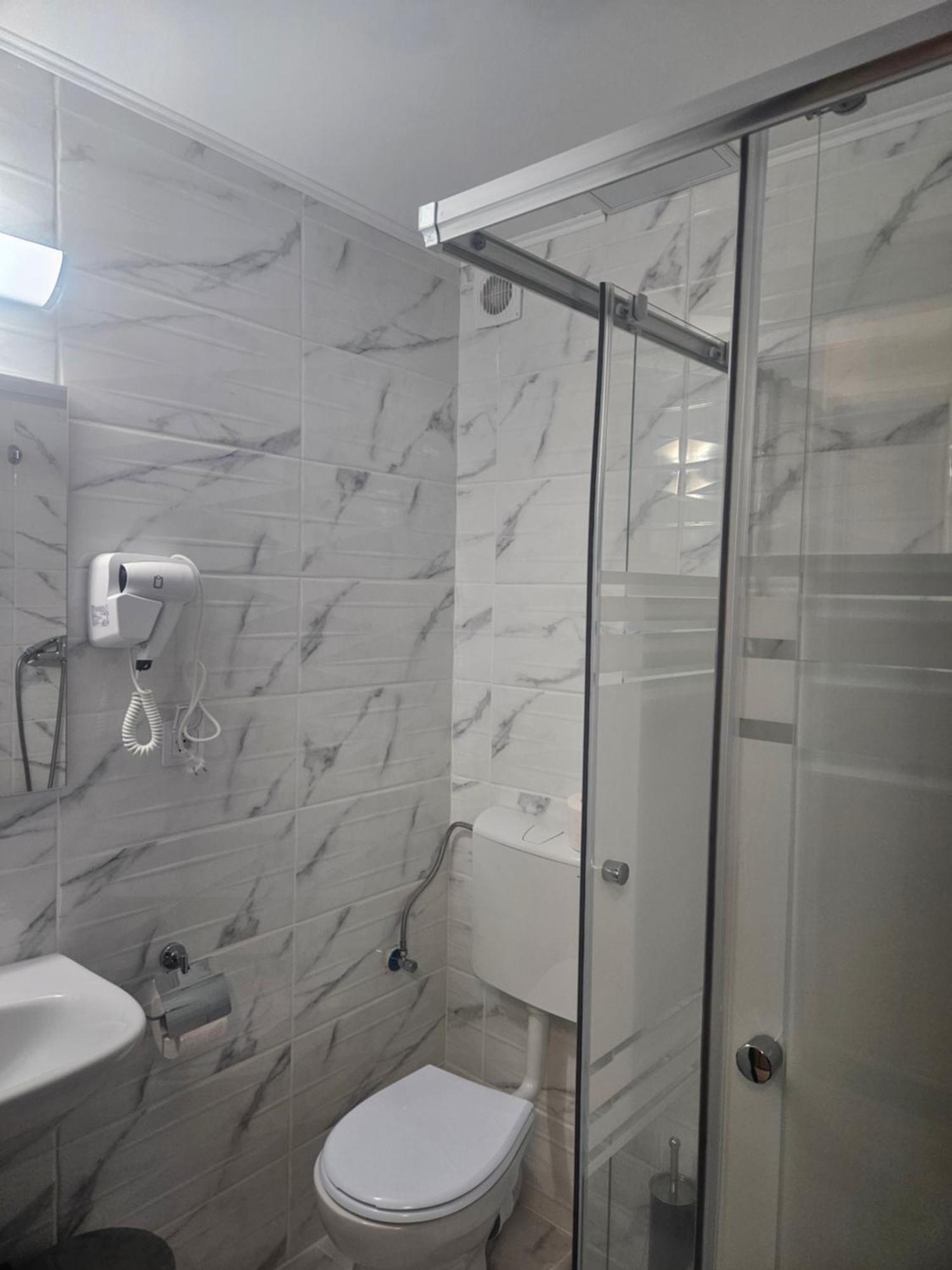 Hotel Marina 2 Бухарест Экстерьер фото